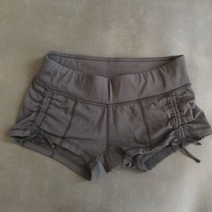 Hot yoga lululemon shorts